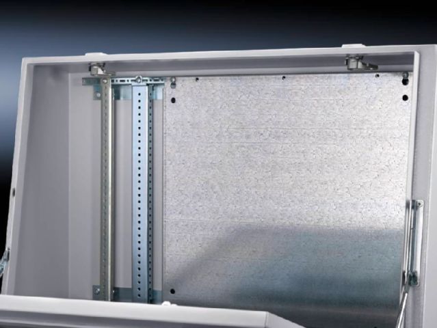 Partial mounting plates, locatable into rails for TP, TS, SE