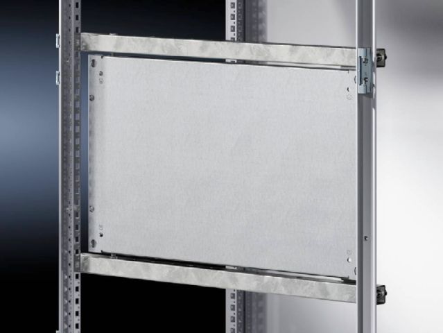 Hinge attachment for partial mounting plate VX